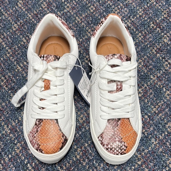 NWT Universal Thread White and Orange Sneakers with Fashionable Accents size 5 - Picture 2 of 16